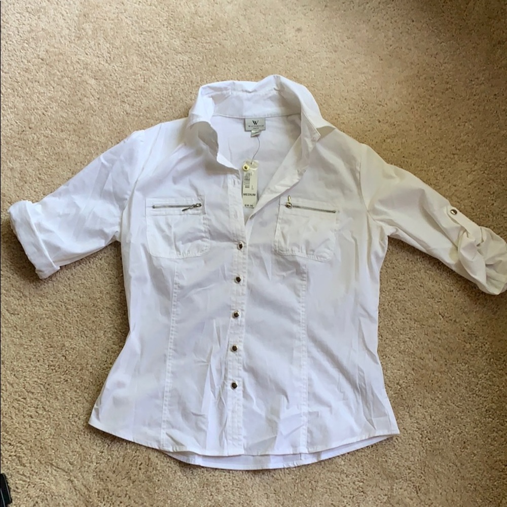 White button sown with metallic details